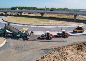 Công nhân thi công trên tuyến đường kết nối tới Cảng HKQT Long Thành. Ảnh: Báo Xây dựng.