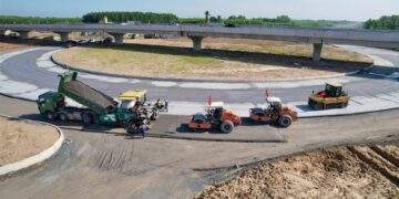 Công nhân thi công trên tuyến đường kết nối tới Cảng HKQT Long Thành. Ảnh: Báo Xây dựng.