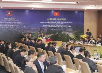 Lãnh đạo EVN báo cáo về tình hình hợp tác Việt – Lào trong lĩnh vực điện năng. Ảnh: EVN.