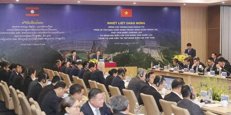 Lãnh đạo EVN báo cáo về tình hình hợp tác Việt – Lào trong lĩnh vực điện năng. Ảnh: EVN.