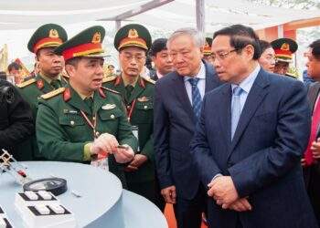 Thủ tướng Chính phủ Phạm Minh Chính và các đồng chí lãnh đạo Đảng, Nhà nước tham quan các khu vực bên lề lễ khởi công nhà máy chế tạo chip bán dẫn Hòa Lạc. Nguồn: Viettel.