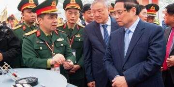 Thủ tướng Chính phủ Phạm Minh Chính và các đồng chí lãnh đạo Đảng, Nhà nước tham quan các khu vực bên lề lễ khởi công nhà máy chế tạo chip bán dẫn Hòa Lạc. Nguồn: Viettel.