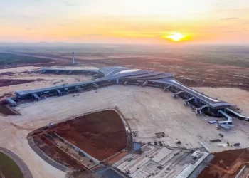 Vietnam PM asks Chinese conglomerate to build subway linking Tan Son Nhat and Long Thanh airports