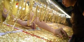 Vietnam gold prices rise as global rates expected to reach $6,000