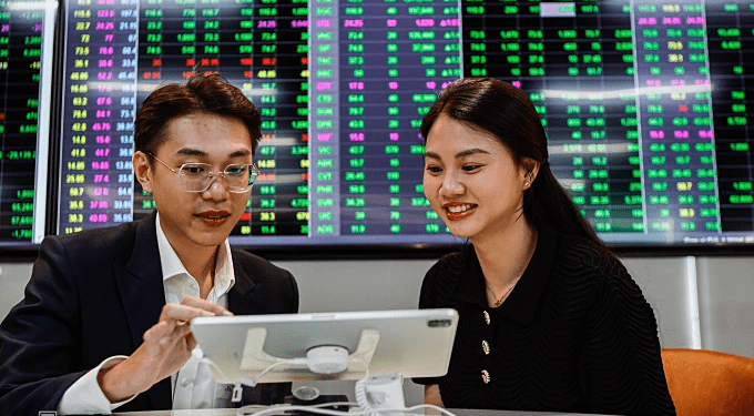 Vietnam stocks rise to new high