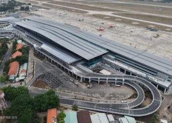 Which Vietnam airport is among 50 most connected globally?