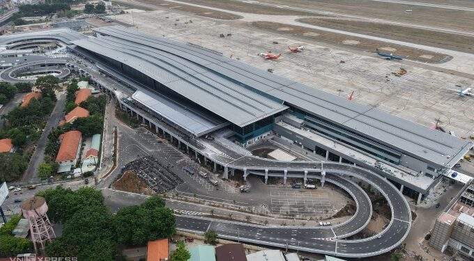 Which Vietnam airport is among 50 most connected globally?