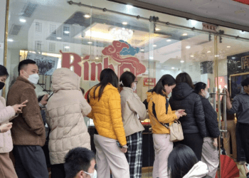 Xếp hàng khắp nơi vì không nắm quy định