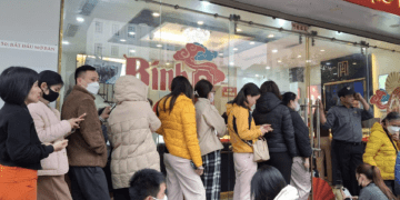 Xếp hàng khắp nơi vì không nắm quy định