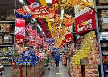 Year-end shopping season faces rising uncertainty