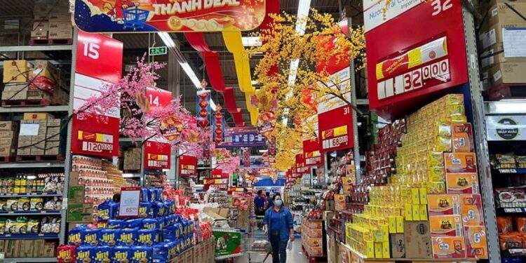 Year-end shopping season faces rising uncertainty