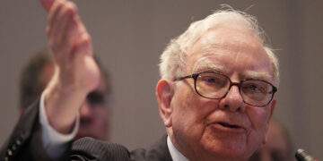 ‘Don’t worry too much about starting salaries,’ Warren Buffett advises young workers