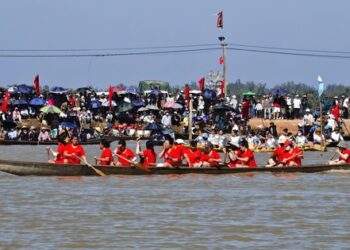 Biển người vây kín xem đua thuyền