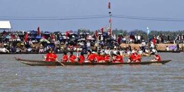 Biển người vây kín xem đua thuyền