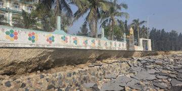 Nhiều đoạn kè biển Hải Tiến bị sụt lún, hư hỏng nặng sau các cơn bão năm 2025.