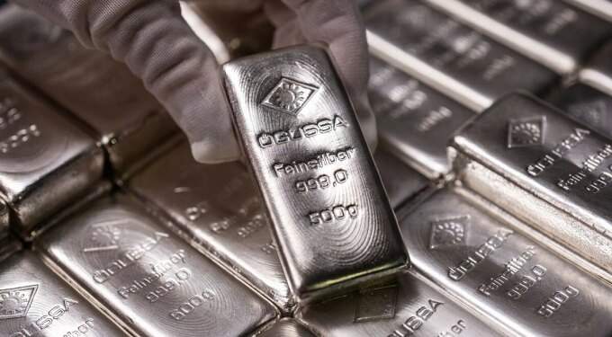 Chinese billionaire shifts from gold to betting against silver in $300M wager