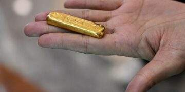 Chinese cash in jewelry at automated gold recyclers as prices soar