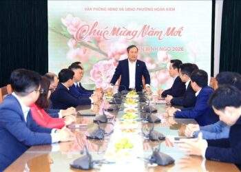 Chủ tịch UBND thành phố Hà Nội Vũ Đại Thắng làm việc với Đảng ủy – HĐND – UBND – Ủy ban MTTQ Việt Nam phường Hoàn Kiếm về nhiệm vụ trọng tâm đầu năm 2026. Ảnh: TTXVN