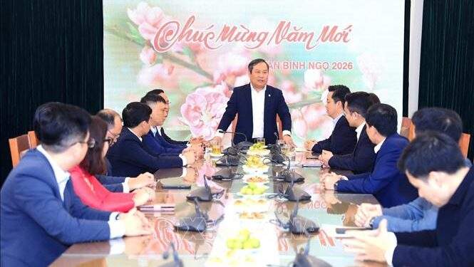 Chủ tịch UBND thành phố Hà Nội Vũ Đại Thắng làm việc với Đảng ủy – HĐND – UBND – Ủy ban MTTQ Việt Nam phường Hoàn Kiếm về nhiệm vụ trọng tâm đầu năm 2026. Ảnh: TTXVN