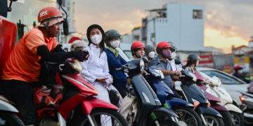 Chuyển xe xăng sang xe máy điện: Ai hưởng lợi?