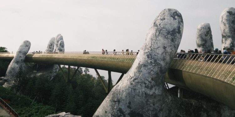 Cầu Vàng - Một tuyệt tác kiến trúc hiện đại tại Đà Nẵng.