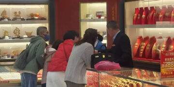 Đầu năm, người Trung Quốc rủ nhau đi ‘tour check-in' tiệm vàng