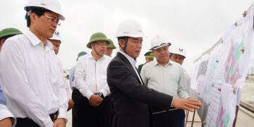 Bí thư Tỉnh ủy Quảng Trị Nguyễn Văn Phương kiểm tra thực địa tại công trường Khu bến cảng Mỹ Thủy ngày 24/02.