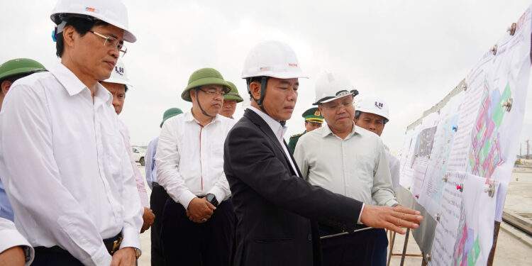 Bí thư Tỉnh ủy Quảng Trị Nguyễn Văn Phương kiểm tra thực địa tại công trường Khu bến cảng Mỹ Thủy ngày 24/02.