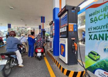 Diễn biến trái chiều, giá xăng dầu trong nước tăng dữ dội