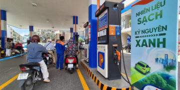 Diễn biến trái chiều, giá xăng dầu trong nước tăng dữ dội