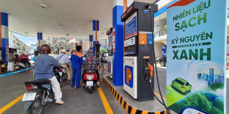 Diễn biến trái chiều, giá xăng dầu trong nước tăng dữ dội