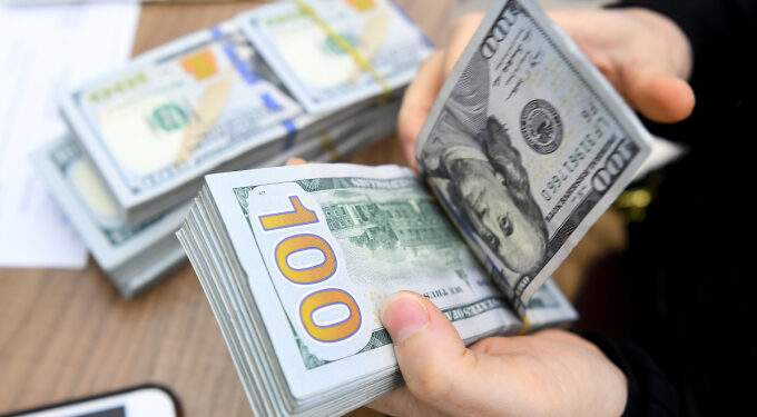 Dollar dips against dong on black market