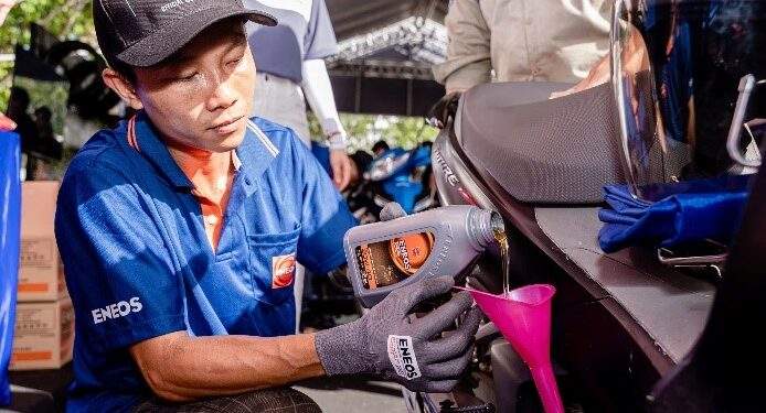 Sản phẩm dầu nhớt ENEOS là sự lựa chọn của nhiều cửa hàng sửa chữa xe máy, gara trên cả nước. Ảnh: ENEOS.