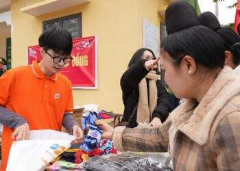 FPT Shop tặng máy tính, tivi cho trẻ em vùng cao