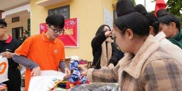 FPT Shop tặng máy tính, tivi cho trẻ em vùng cao