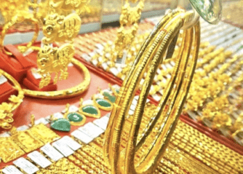 Giá vàng trong nước neo đỉnh dù giá thế giới lao dốc