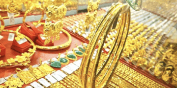Giá vàng trong nước neo đỉnh dù giá thế giới lao dốc