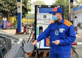 Giá xăng dầu hôm nay 3/2: Giảm không ngừng khi căng thẳng Mỹ