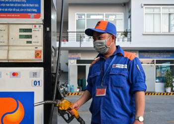 Giá xăng dầu tăng mạnh, RON95 vượt 20.000 đồng/lít