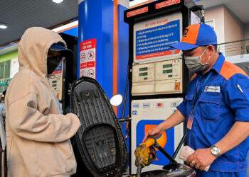 Giá xăng quay đầu giảm, dầu tăng ngay đầu năm mới