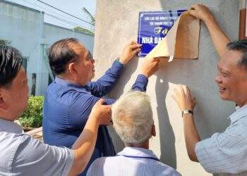 Giáp Tết Bính Ngọ, doanh nhân trao tặng nhà đại đoàn kết ở xã ven biển tỉnh Đồng Tháp