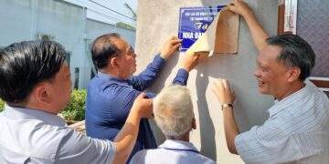 Giáp Tết Bính Ngọ, doanh nhân trao tặng nhà đại đoàn kết ở xã ven biển tỉnh Đồng Tháp