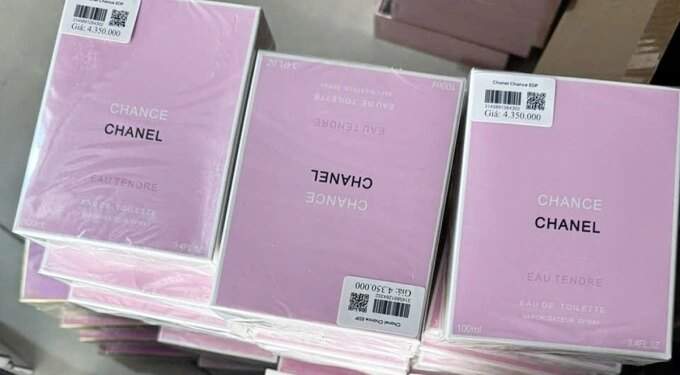 HCMC police bust ring that sold 10,000 bottles of fake Chanel, Versace perfumes