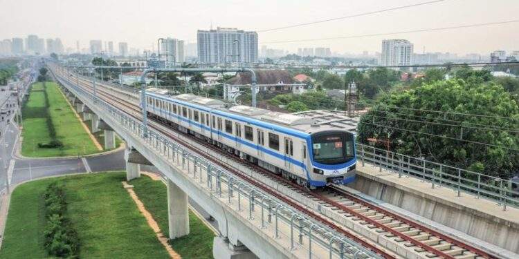 Metro là trục ‘xương sống’ của hệ thống hạ tầng giao thông vận tải, không chỉ giúp giảm ùn tắc giao thông mà còn tạo động lực phát triển các ngành dịch vụ, kinh tế đô thị bền vững. Trong ảnh: Metro số 1 Bến Thành - Suối Tiên, TP.HCM