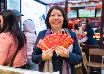 Hanoians queue for hours to buy gold ahead of God of Wealth Day