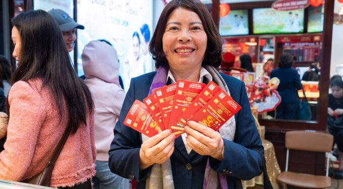 Hanoians queue for hours to buy gold ahead of God of Wealth Day