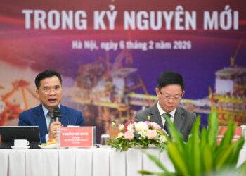 TS. Nguyễn Như Quỳnh, Viện Viện trưởng Viện Chiến lược và Chính sách kinh tế (Bộ Tài chính) và Nhà báo Phùng Công Sưởng, Tổng Biên tập Báo Tiền phong chủ trì Tọa đàm.