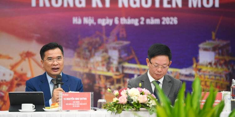 TS. Nguyễn Như Quỳnh, Viện Viện trưởng Viện Chiến lược và Chính sách kinh tế (Bộ Tài chính) và Nhà báo Phùng Công Sưởng, Tổng Biên tập Báo Tiền phong chủ trì Tọa đàm.