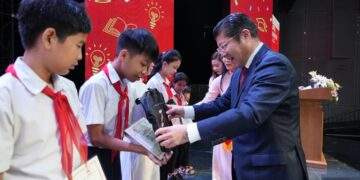 Học bổng 22 năm: Tiếp sức học sinh hiếu học Đồng Nai