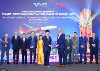 Đại diện Airbus và Boeing nhận chứng nhận Thành viên chiến lược danh dự của VIFC-HCMC.